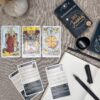 Tarot Journaling - Jeu de Cartes introspectif - 78 Cartes de Questions & 15 Cartes de Conseils - Vidéo d’Explication - Boite Rigide - Pierres de Lumière