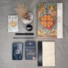 Tarot Journaling - Jeu de Cartes introspectif - 78 Cartes de Questions & 15 Cartes de Conseils - Vidéo d’Explication - Boite Rigide - Pierres de Lumière